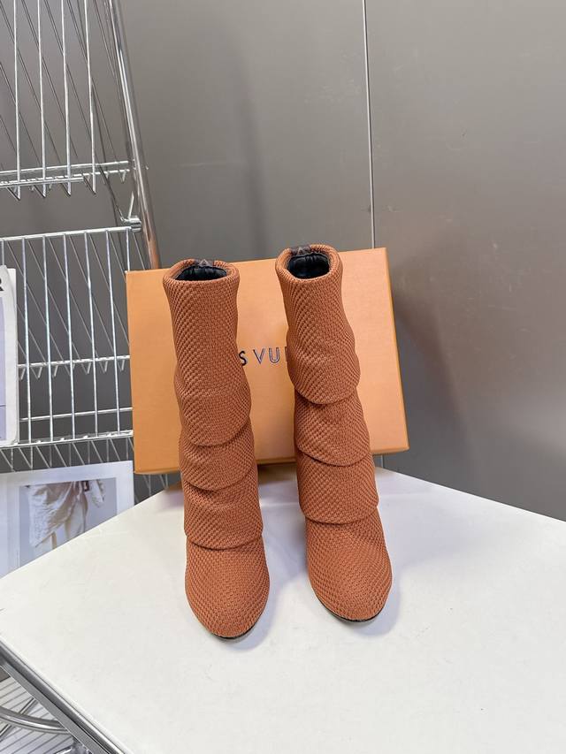 路易威登Louis Vuitton秋冬最新款裤筒长靴 超多明星时尚博主种草 版型超级正 最新时尚的设计 火遍全网的靴子，上脚又酷又时髦 裤筒处独特设计最为抢眼吸