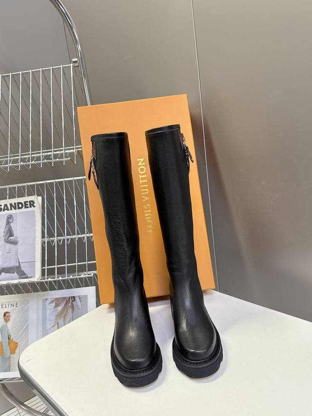 路易威登Louis Vuitton秋冬最新款长靴 超多明星时尚博主种草 版型超级正 最新时尚的设计 火遍全网的靴子，上脚又酷又时髦 靴筒处独特设计最为抢眼吸晴