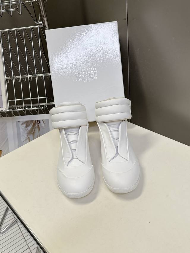 Martin Margiela马吉拉纯Future情侣款 运动鞋 高帮鞋 DDD 还记得这双引领高端运动鞋潮流的Future运动鞋吗？它重磅回归了 再次成为时尚