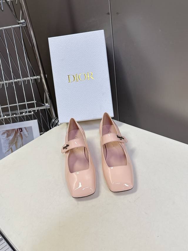 Dior迪奥2026春夏最新走秀款粗跟时装鞋 DDD 超多明星时尚博主种草 每个女孩鞋柜都必须有一双D家时装鞋 简直是美上天了，简约外观设计 极具品牌辨识度的L