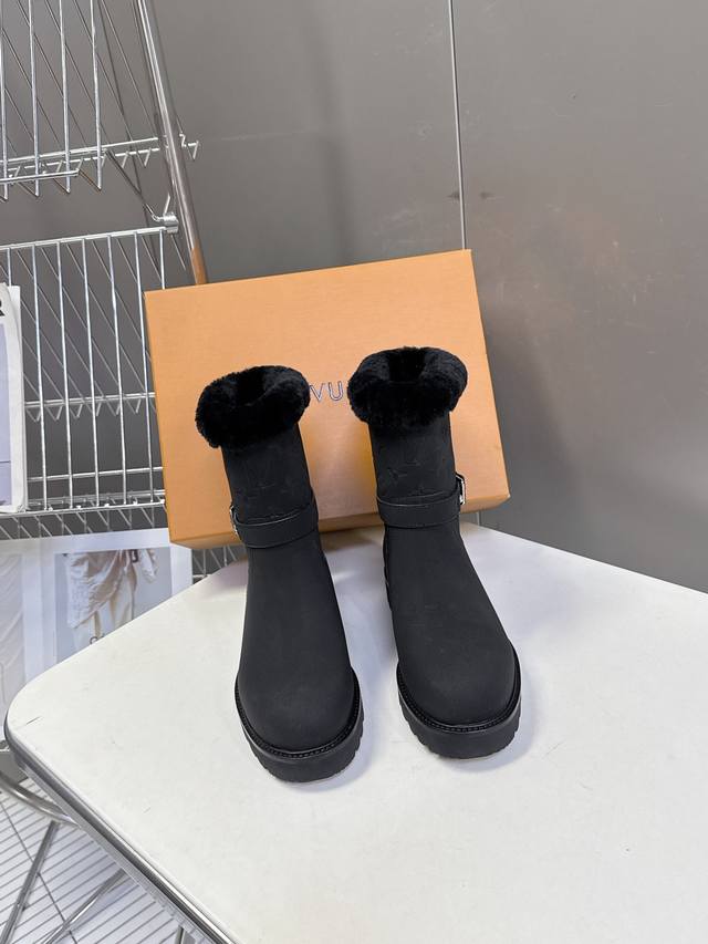 路易威登Louis Vuitton秋冬最新款毛毛短靴 DDD 超多明星网红种草 一看就超暖和 剁手党抓紧囤起来，冬天穿着鞋子每天跑跑跳跳，最重要就是鞋底要轻便！