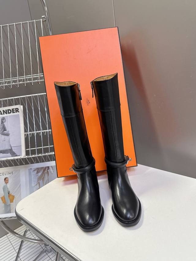Hermes 爱马仕秋冬最新款老钱风长靴 DDD 专柜超难配货 家靴子的设计风格通常以经典简约为主 这款走秀靴打破传统设计风格 圆头设计风格配上时下最流行的型体