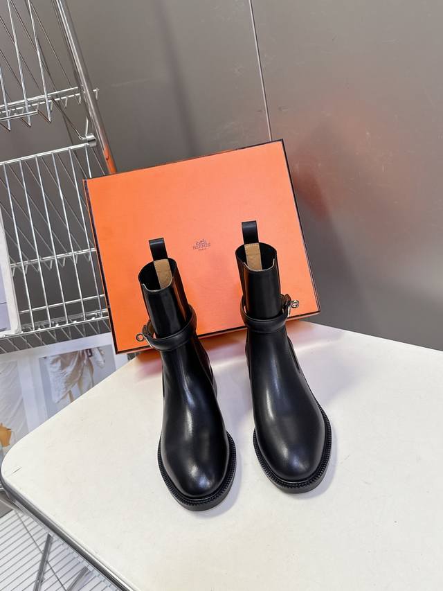 Hermes 爱马仕秋冬最新款老钱风一脚蹬短靴 DDD 专柜超难配货 家靴子的设计风格通常以经典简约为主 这款走秀靴打破传统设计风格 圆头设计风格配上时下最流行