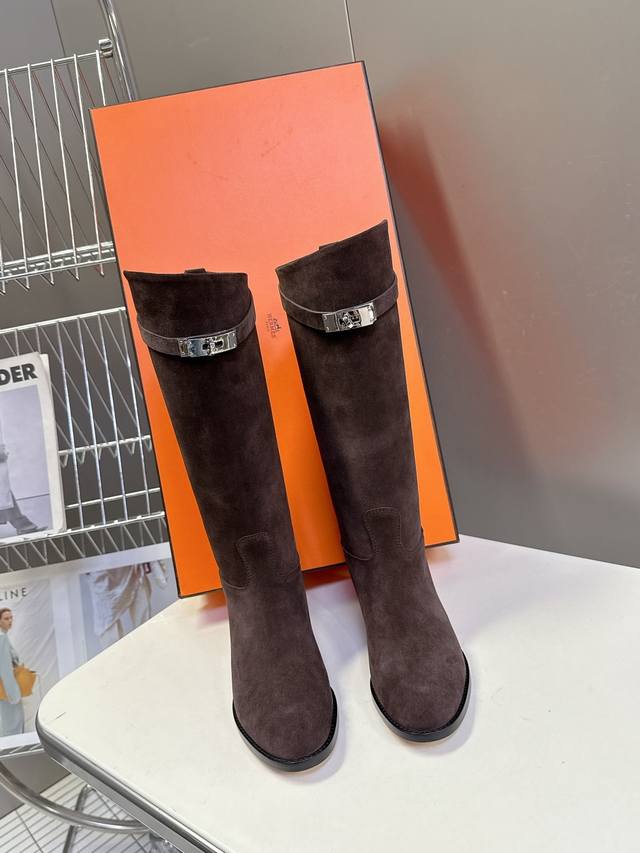 顶级代购版Hermes爱马仕Kelly骑士靴，偏休闲的一个新款，跟鞋头部分撞色，鞋面是定制麻布料，历经1个多月研制而成。商标采用进口丝印网模，经过高温印制而成，