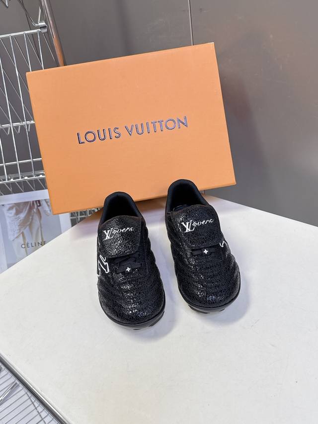 Lv路易威登最新Footprint系列 情侣款足球运动鞋 DDD 原版购入开发 做货 这款 Footprint Soccer 运动鞋是Pharrell Will