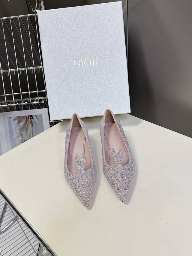 Dior迪奥2026春夏最新款高跟时装鞋 DDD 超多明星时尚博主种草 每个女孩鞋柜都必须有一双D家时装鞋 简直是美上天了，满钻外观设计 去哪都是焦点 极致的型