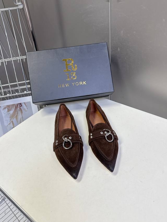 R13潮牌2026春夏最新走秀款小皮鞋 超多明星网红种草 简易复古五金扣饰尖头平跟单鞋 一年四季可都以穿的小皮鞋 不会成鞋为柜里的设摆， 酷女孩必备 超腿显细