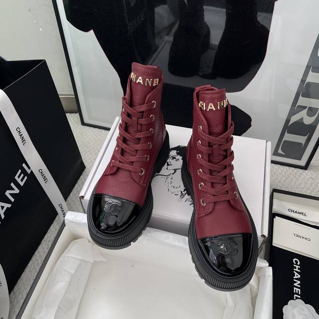 Chane* DDD DDD 代购级别 DDD * 香奈儿 厚底短靴 荔枝纹小牛皮+全粒面羊皮内里， 厚底设计增高约5Cm， 鞋舌Chanel金属字母，鞋头双C