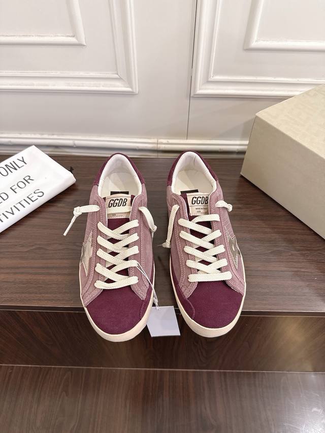 Ggdb 25Ss复古做旧风绑带星星鞋 DDD 延续品牌经典的 脏脏鞋 设计，鞋面、鞋带和鞋底都带有刻意做旧的磨损、泛黄效果，还原加州滑板文化的复古质感，每双鞋