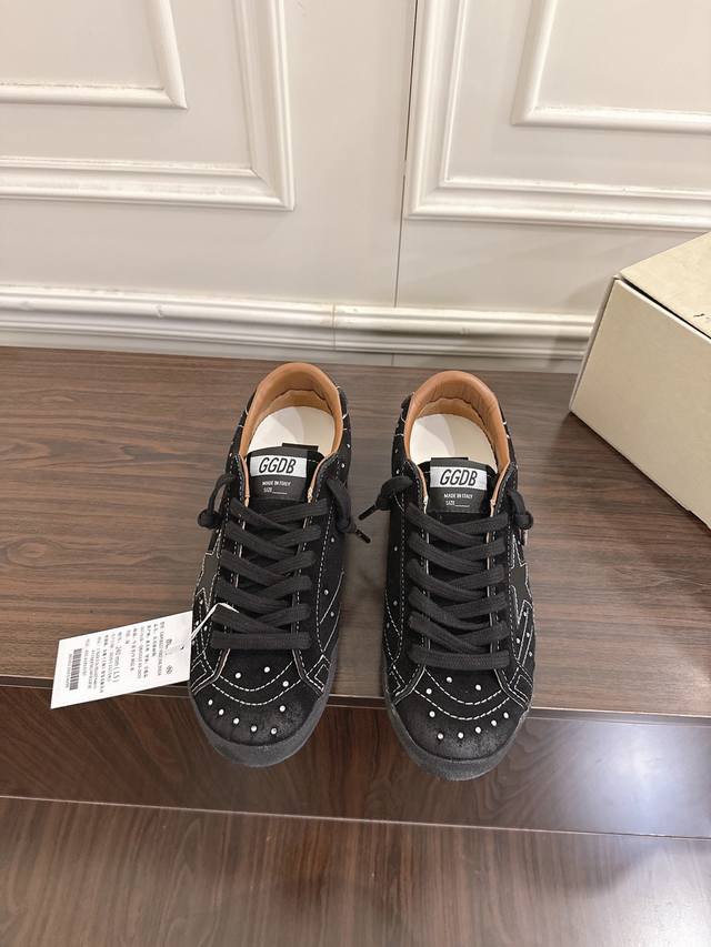 情侣款 DDD Ggdb Golden Goos* 25Ss做旧星星休闲板鞋 DDD 采用复古做旧工艺，蓝色麂皮材质呈现出自然的磨损质感，鞋身侧面的星形装饰增添