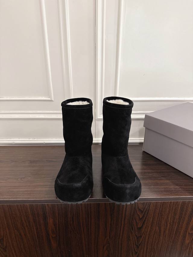Balenciaga巴黎世家秋冬新款中筒纯羊毛雪地靴 DDD 这款靴子在设计上独具匠心 以绑带与皮带元素作为亮点 不仅能将靴子稳固贴合于足部 更可随心调节松紧