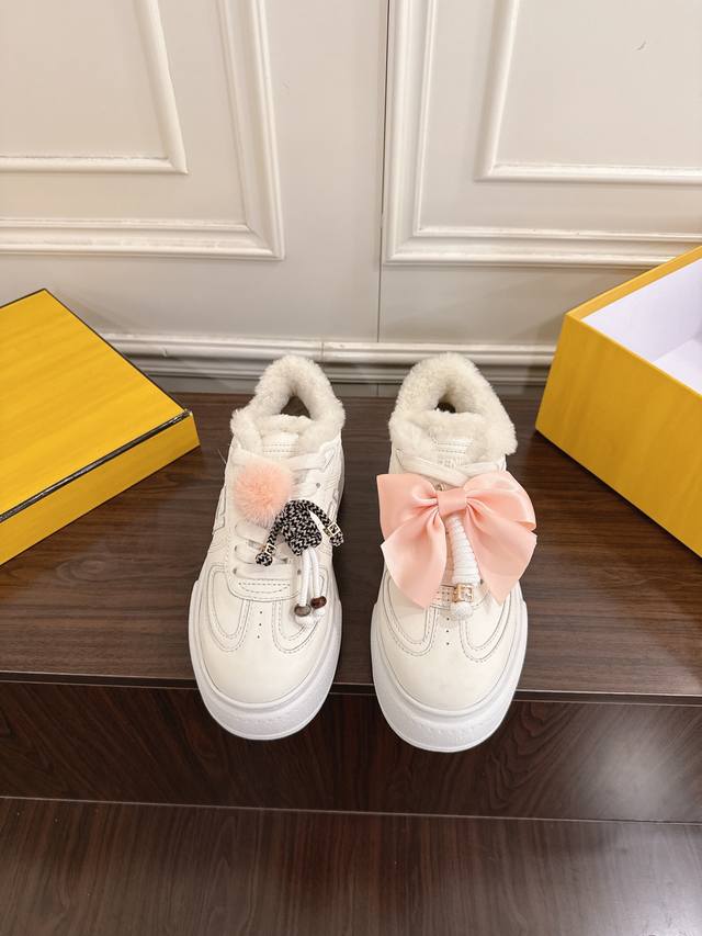 Fendi芬迪新款Match双F老花拼接小白鞋 不对称魔法厚底羊毛休闲鞋 运动鞋 DDD 这款有皮面、牛仔面料效果印花绒面材质。右鞋上饰有带彩色和彩色貂毛细节和