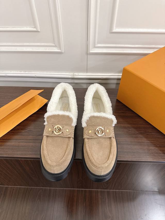 Louis Vuitton 秋冬新款毛里一脚蹬乐福鞋羊羔毛豆豆女鞋 DDD Lv Cicle 系列字母Logo五金锁扣朋克风格铆钉圆头拼色休闲乐福鞋 DDD 面