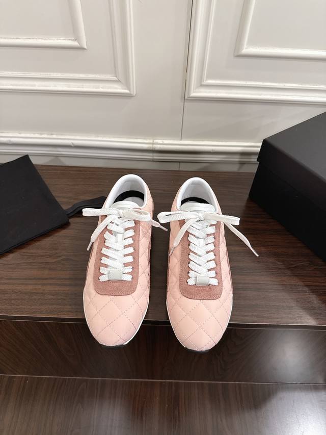 Chanel香奈儿菱格纹德训鞋 休闲鞋 DDD 顶级版本，最新隐藏款网软菱格纹 柔软小羊皮配搭大鞋舌和经典 Logo满满的复古感又是最最最百搭的黑白配色 Coc