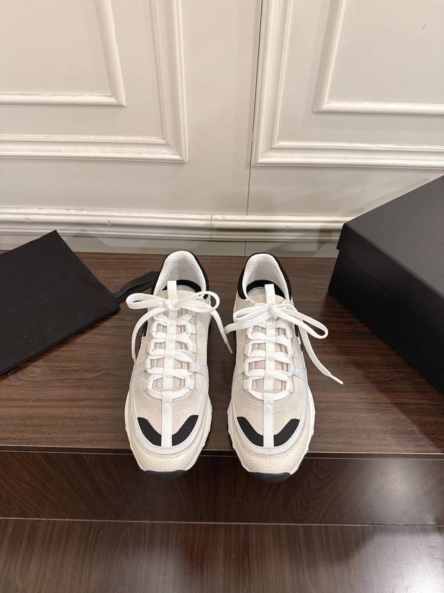 Chanel 香奈儿2025新款麂皮圆头熊猫菱格厚底运动鞋时尚增高鞋休闲鞋 DDD 高级感拉满的百搭神鞋来啦！这双真的太绝了！经典设计多艺鞋面，搭配时尚运动大底