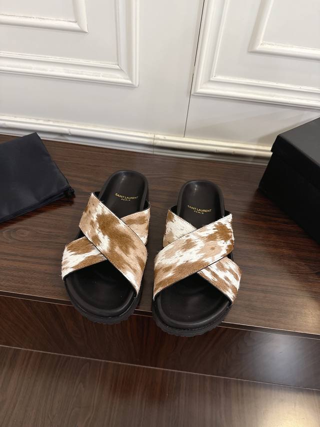 圣罗兰 Ysl 26 新款凉拖鞋 DDD 这款平底凉鞋让人联想起Hedi Slimane执掌Saint Laurent Paris时期摇滚与华丽的美学风格。简约