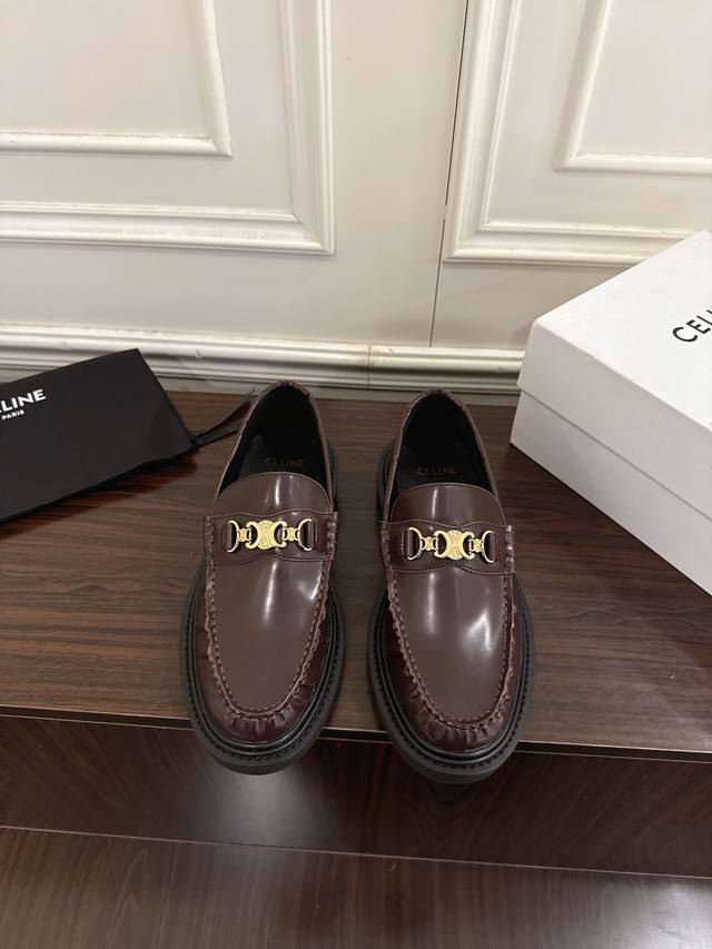 Celine 思琳赛琳穆勒鞋春夏玛丽珍乐福鞋 DDD 专柜正品购入开发，镂空鞋面搭配凯旋门五金扣设计极具品牌辨识度 DDD 鞋面：开边珠漆皮牛皮 DDD 垫脚：