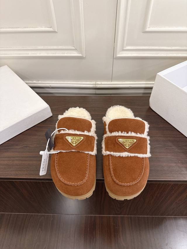 Prada 普拉达 三角标羊毛鞋，厚底靴 雪地靴 半拖鞋系！ DDD 高级牛绒真羊羔毛 真皮沿条 双色Tpu大底 材质细节可对比原版，市面普通版本区分！ DDD