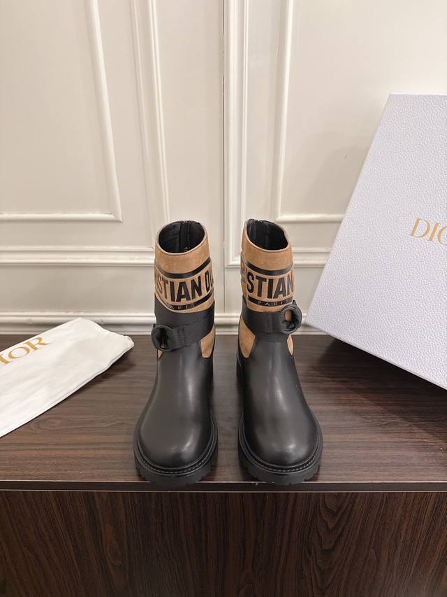 皮里 毛里 DDD Dior 迪奥2026新款封神战靴马丁袜子靴 DDD 这款 D-Major 靴子醒目吸睛，彰显个性。黑色牛皮革鞋面搭配同色调科技针织面料袜筒