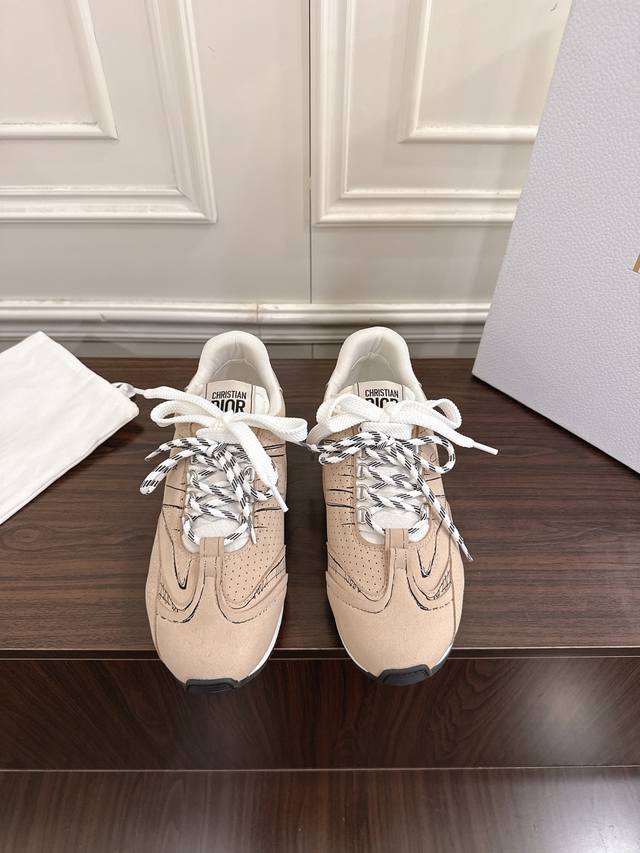 Dior Sketch 迪奧 最新走秀款涂鸦素描德训鞋 阿甘鞋 DDD 运动鞋太古汇Rmb11610购入开发 这双鞋改变了之前印象中的阿甘鞋单一的设计风格 保留