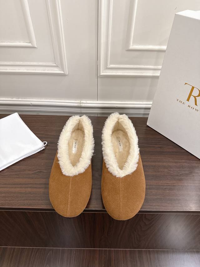 The Row 25Wf新品复古毛毛鞋 DDD 双毛毛鞋以品牌标志性极简美学注解秋冬“宅家精致主义”。 DDD 甄选柔密羊毛短绒包裹鞋面 DDD 焦糖等低饱和杏