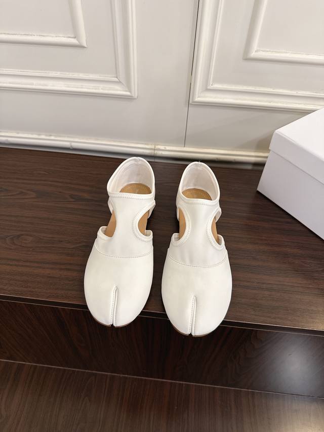 高定品质！Maison Margiela Mm6分趾鞋 Tabi 意产植鞣羊皮！ DDD 面料：羊皮陪莱卡布 DDD 内里：绒布 DDD 垫脚：羊皮 DDD 欢