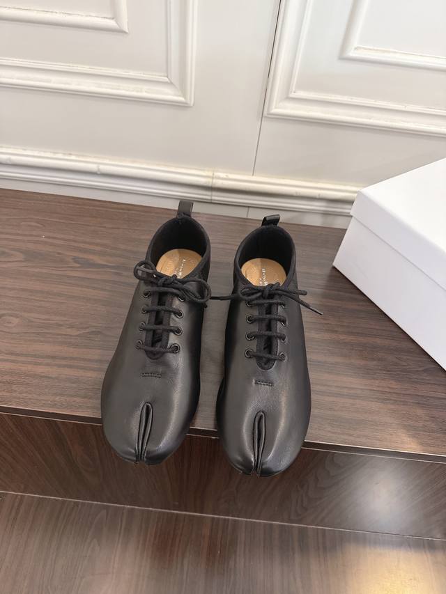 Maison Margiela Tabi Mm6分趾鞋 系带时装鞋 DDD Maison Margiela经典Tabi分趾鞋，小羊皮材质，柔软舒适，分趾设计灵感