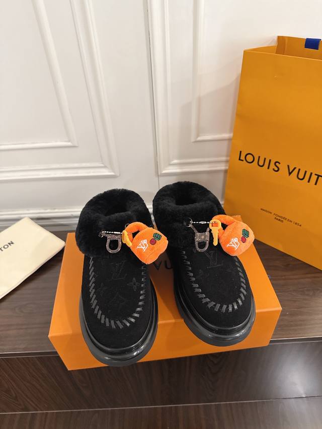 Louis Vuitton 路易威登 25新品滑雪系列 雪地靴 DDD 以绒面牛皮革呈现丝绒质感 搭配柔暖羊毛皮内衬 鞋面的 字母缝线和可调节鞋带的铭纹搭扣共同