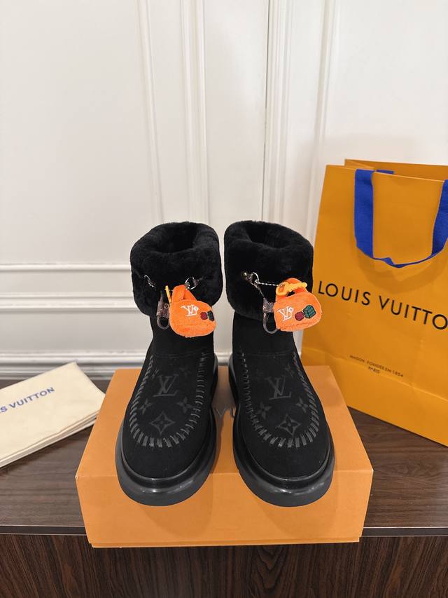 Louis Vuitton 路易威登 25新品滑雪系列 雪地靴 DDD 以绒面牛皮革呈现丝绒质感 搭配柔暖羊毛皮内衬 鞋面的 字母缝线和可调节鞋带的铭纹搭扣共同