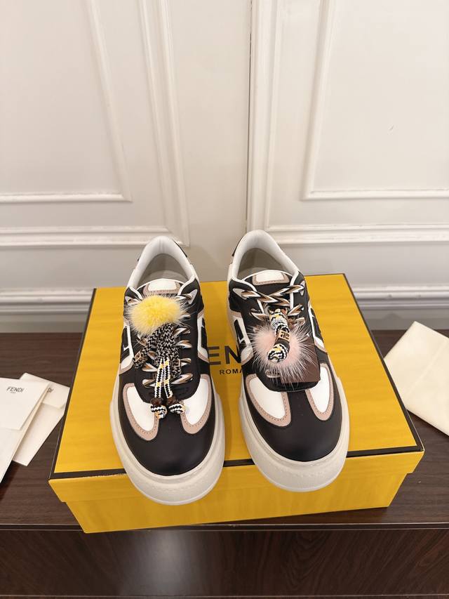 Fendi 芬迪新款Match的不对称魔法厚底Charm Match系带运动鞋 DDD 这款有皮面、牛仔面料效果印花绒面材质。右鞋上饰有带彩色和彩色貂毛细节和金