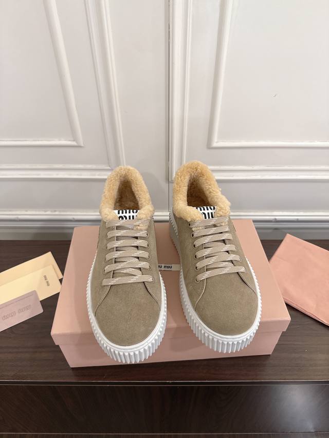 Miumiu2025秋冬新款羊毛厚底饼干鞋 休闲鞋 DDD 冬季经典升级加羊毛 增高4厘米的同时，既有饼干鞋的秀气轻盈，又有毛毛质感的可爱和保暖性可谓是时尚与实