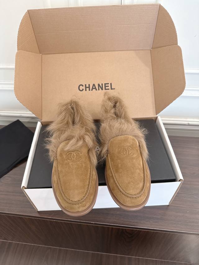 Chanel 25Ss秋冬新款毛毛乐福鞋单鞋 DDD 鞋身显著位置印有香奈儿经典双C Logo，强化品牌辨识度与奢华感。鞋口或鞋帮处采用蓬松毛绒设计，既提升秋冬