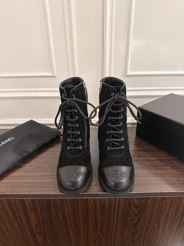 Chanel 香奈儿新款系带高跟短靴 DDD Chanel官网同款， 香奈儿新款短靴，简约大方，此款时尚百搭脚感舒适， DDD 鞋面：进口头层牛皮 DDD 内里