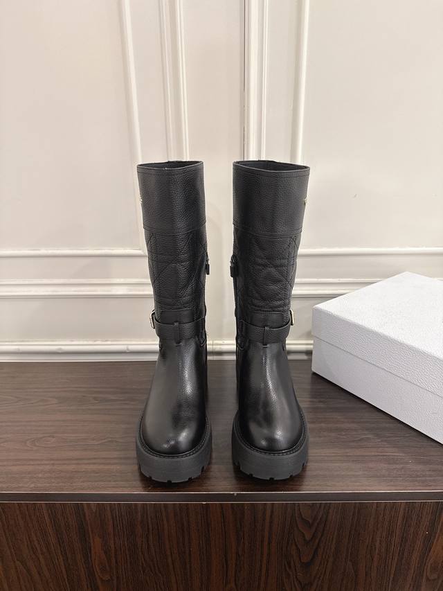 Dior D-Major骑士靴 荔枝纹牛皮电绣女靴 DDD Vdior D-Major骑士靴，黑色牛皮革+波纹橡胶厚底，复古英伦风超有型！靴筒顶部有“Chris