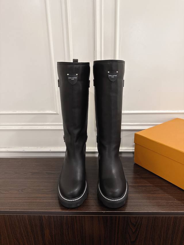 毛里 DDD Lv Beaubourg 路易威登 套筒羊毛里高筒靴 DDD 本款 Lv Beaubourg 高筒靴取材柔软粒面羊皮革，为金属双拉链搭配 Mono