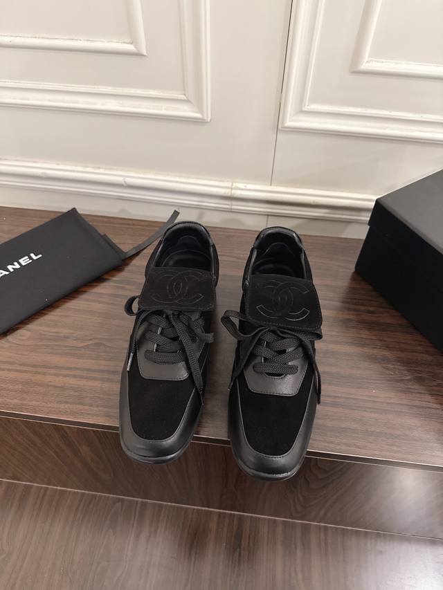 Chanel 香奈儿 新款菱格德训鞋系带休闲鞋 DDD 超轻便舒适的一款 DDD 黑色白色牛皮款 百搭小白鞋 款式搭配不会出错 DDD 羊京搭配 清新且活力满满