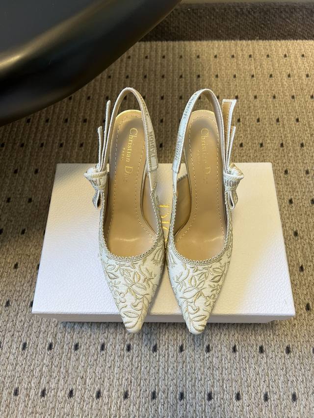 Dio* 26Ss经典款尖头蝴蝶结高跟鞋 DDD 彰显 Dior 精湛工艺的典范之作。采用黑白刺绣精心制作。双色 J’Adior 刺绣饰带点缀以扁平蝴蝶结。搭配