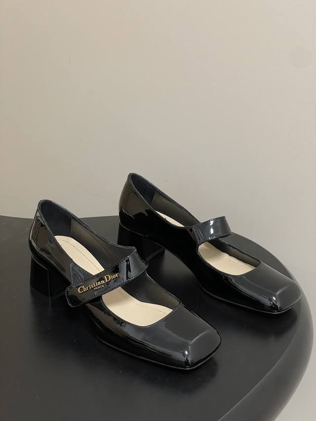 26Ss早春新款Dior迪奥Lolita 高跟鞋五金字母扣方头玛丽珍鞋粗跟单鞋 DDD 这款 Dior Lolita高跟鞋是二零二六早春成衣系列新品，为经典的玛