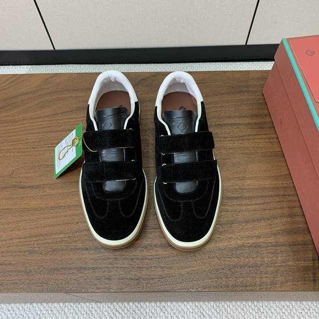 Loro Piana 魔术贴德训鞋。简约时尚，鞋面采用牛反绒，羊皮内里及垫脚。进口耐磨橡胶成型底。 DDD 码数：39-46 45、46定制不退换 DDD