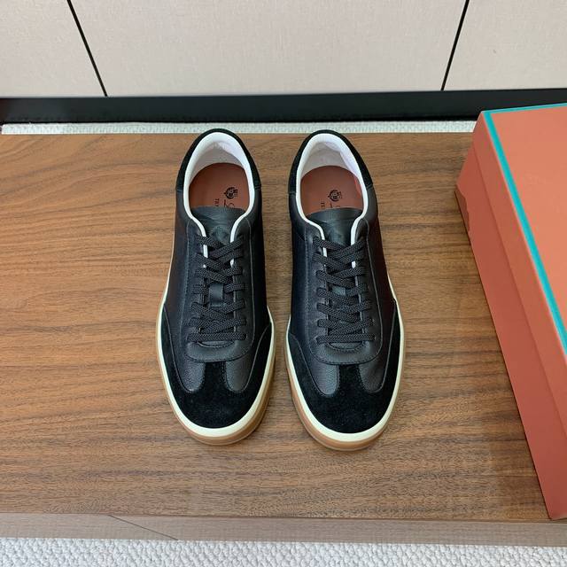 Loro Piana 皮面德训鞋。简约时尚，鞋面采用牛皮牛反绒，羊皮内里及垫脚。进口耐磨橡胶成型底。 DDD 码数：39-46 45、46定制不退换 DDD