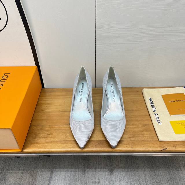 Louis Vuttio*Ss新款L驴牌Blossom系列 DDD 四叶草烤漆跟后空高跟凉鞋 单鞋 DDD 鞋面：进口定制面料 DDD 内里：进口羊皮里 DDD