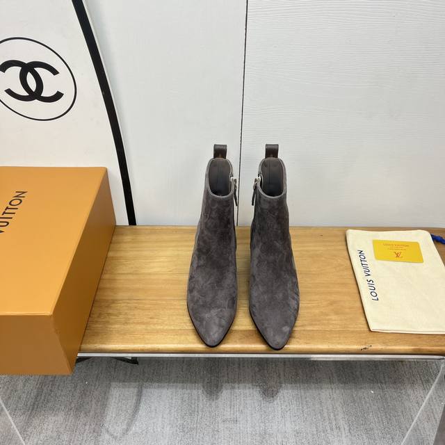 Lv驴牌 秋冬新款粗跟短靴 尖头裸靴 DDD 很久没有看到这种简简单单的极简风短靴了 DDD 版面:羊京 牛皮 DDD 大底:真皮底 DDD 跟高:6Cm DD