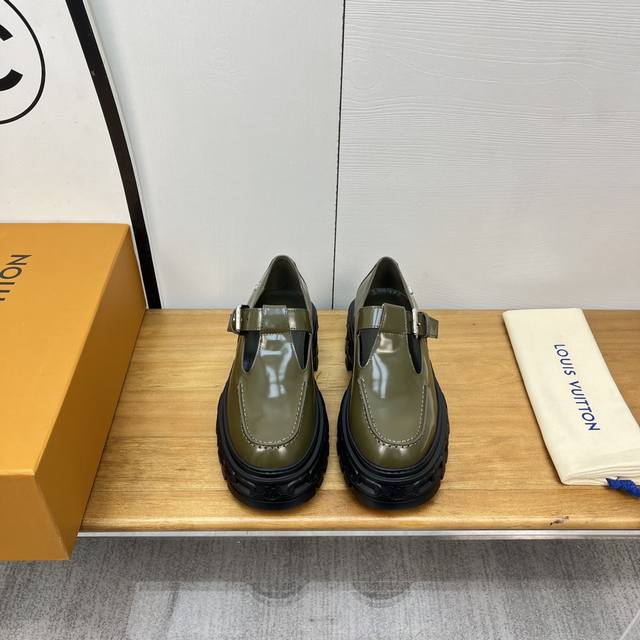 Loui* Vuitto* L驴牌 年新款 T带玛丽珍松糕单鞋 链条浮雕设计风厚底乐福鞋 DDD 跟高:5.5Cm DDD 码数 35-39订做34.40 DD