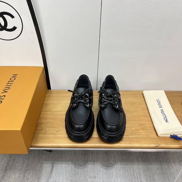 Loui* Vuitto* L驴牌 年新款 T带玛丽珍松糕单鞋 链条浮雕设计风厚底乐福鞋 DDD 跟高:5.5Cm DDD 码数 35-39订做34.40 DD