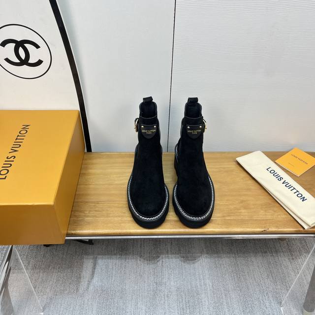 L驴牌23年秋冬新款 Beaubourg 系列厚底短靴子 踝靴以绒面牛皮革彰显丝软质感，为易于穿脱的设计融入厚实鞋跟和轻盈微型外底。弹力侧围延续切尔西靴的经典元