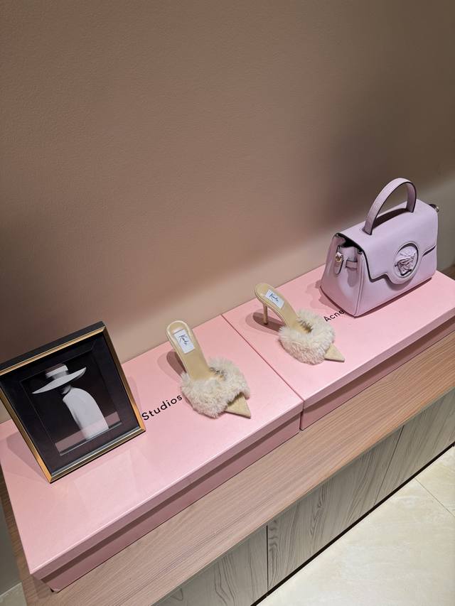 Kandee小众高跟尖头拖鞋高跟毛拖 DDD Kandee是来自英国伦敦的小众轻奢品牌，主打高跟简约风高跟鞋，简约但不失设计感，打破传统的华丽设计，利用简单的鞋