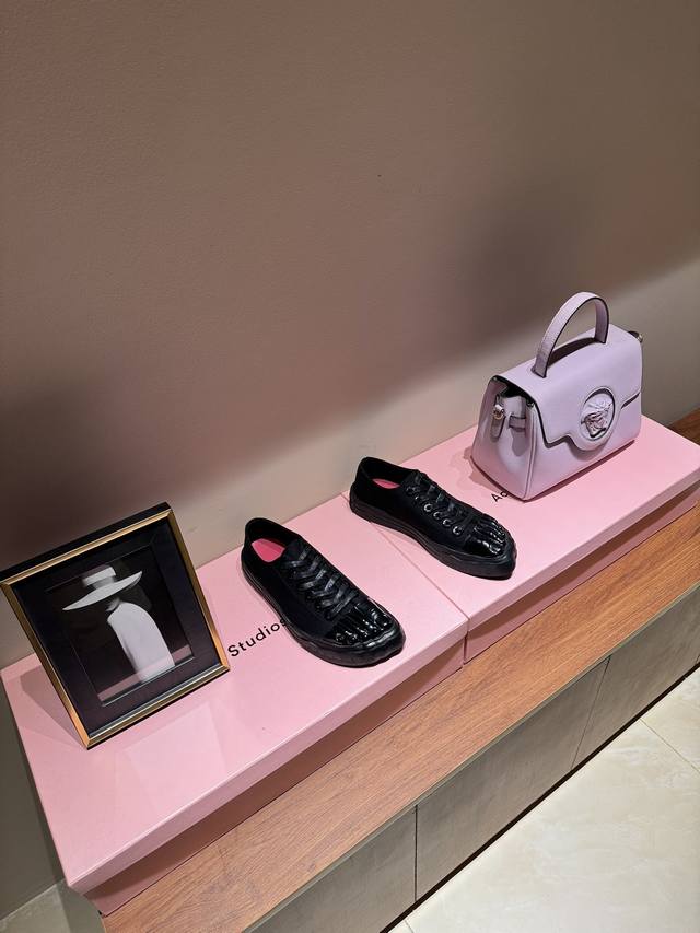 低帮 DDD 一种不属于这个世界的美 DDD 夏帕瑞丽金色精灵金色脚趾帆布运动鞋 DDD Schiaparelli Fw24成衣秀场最出彩的一个Look DDD