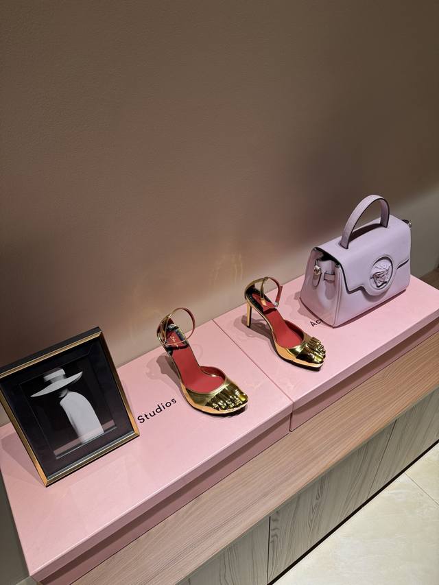 一种不属于这个世界的美 DDD 夏帕瑞丽金色精灵金色脚趾高跟鞋 DDD Schiaparelli Fw24成衣秀场最出彩的一个Look DDD 香奈儿差点“人都