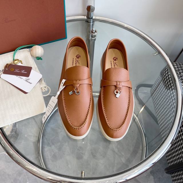 诺悠翩雅Lp经典王牌穆勒拖鞋 乐福鞋 DDD 代购品质 DDD 一双可以日行万里的乐福鞋～早已不需用Logo来证明品质和价值～ DDD 自然而然的透露着 高级而