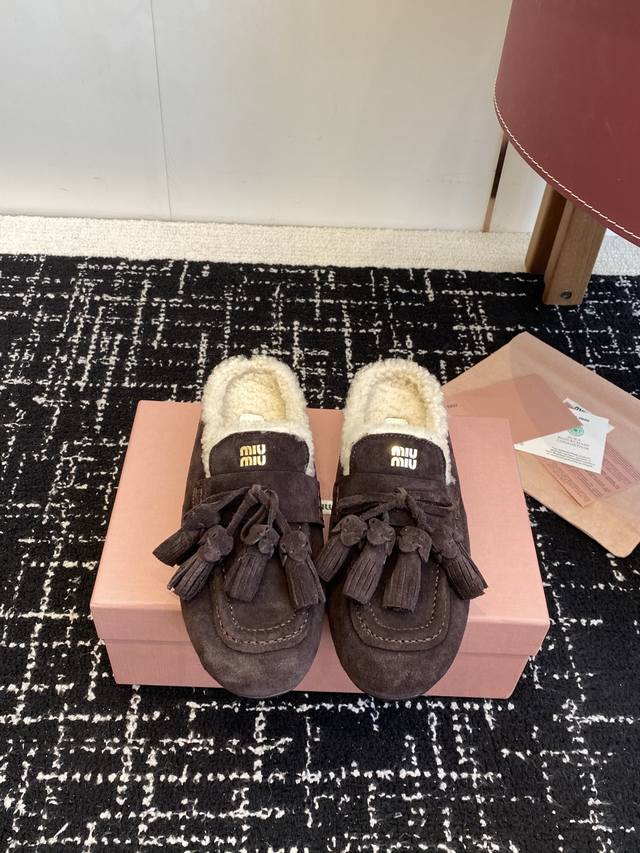 代购级 DDD Miu Miu缪缪 25Ss 秋冬羊毛 流苏款 半拖 DDD 这款乐福鞋的超轻在羊羔毛内衬细节中获得了新的诠释，皮革带和金色的徽标装饰点缀体现了